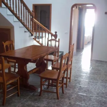 La Caleta Sleeps 10 Wifi פאמארה
