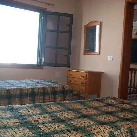 La Caleta Sleeps 10 Wifi וילה פאמארה